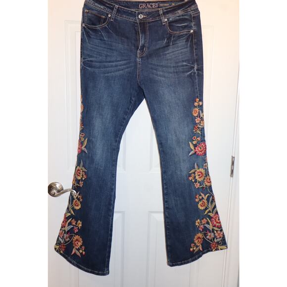 NWOT Gracie, size 31 stretchy and oversized blue jeans with embroidery work